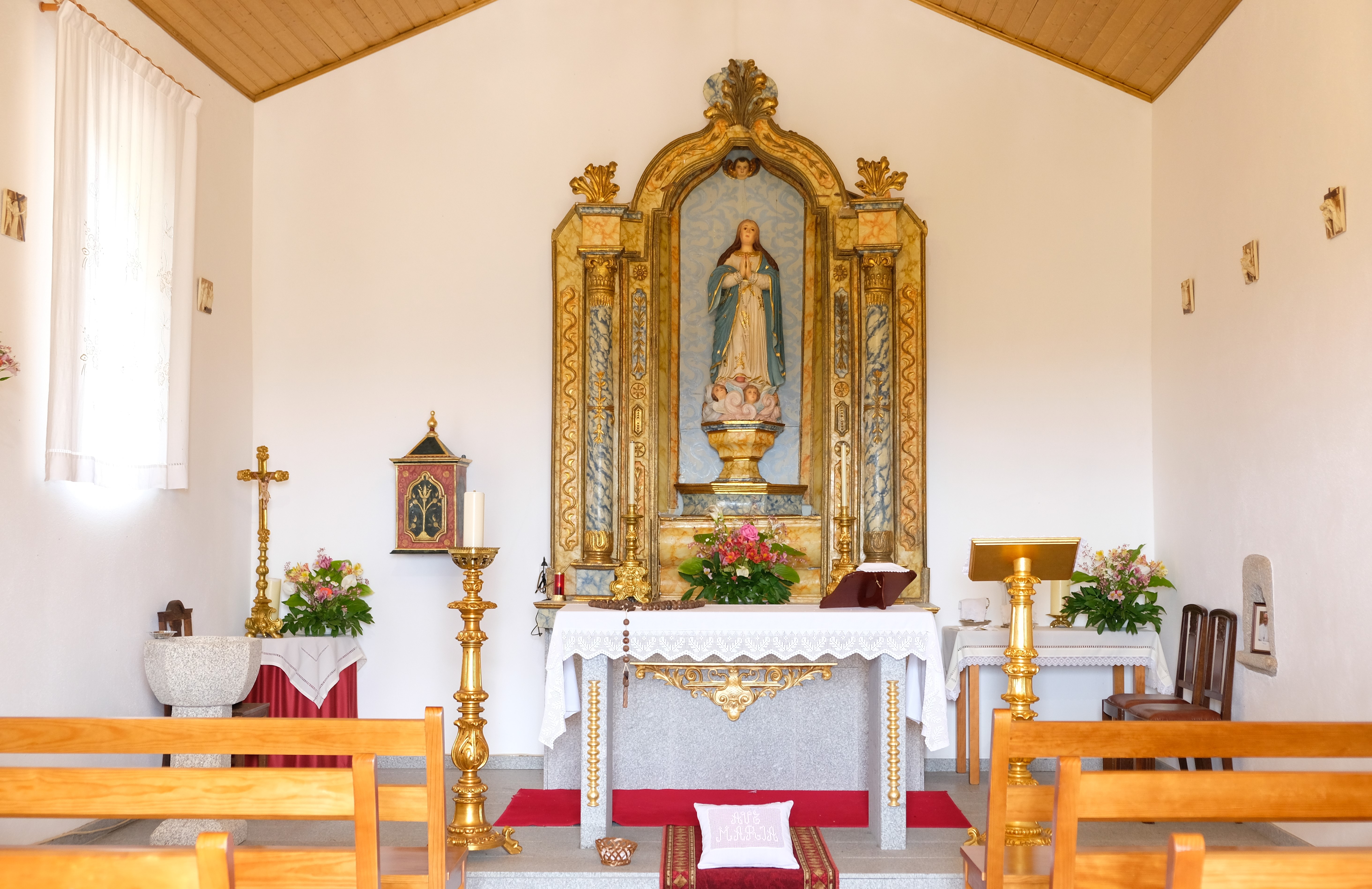 Interior Igreja Carocedo