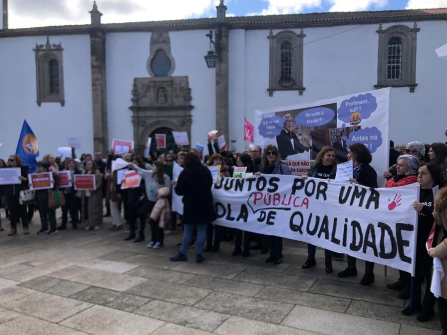 Centenas de professores e auxiliares em protesto e escolas