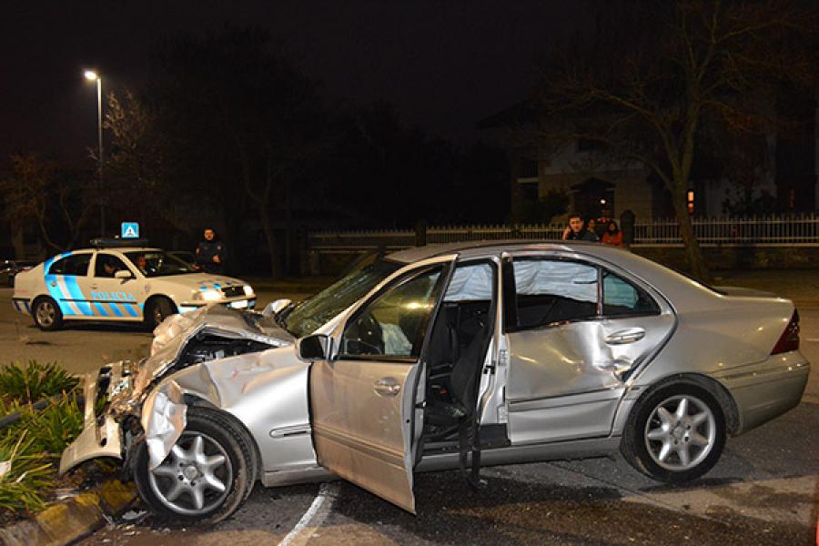 Um dos carros envolvidos no acidente